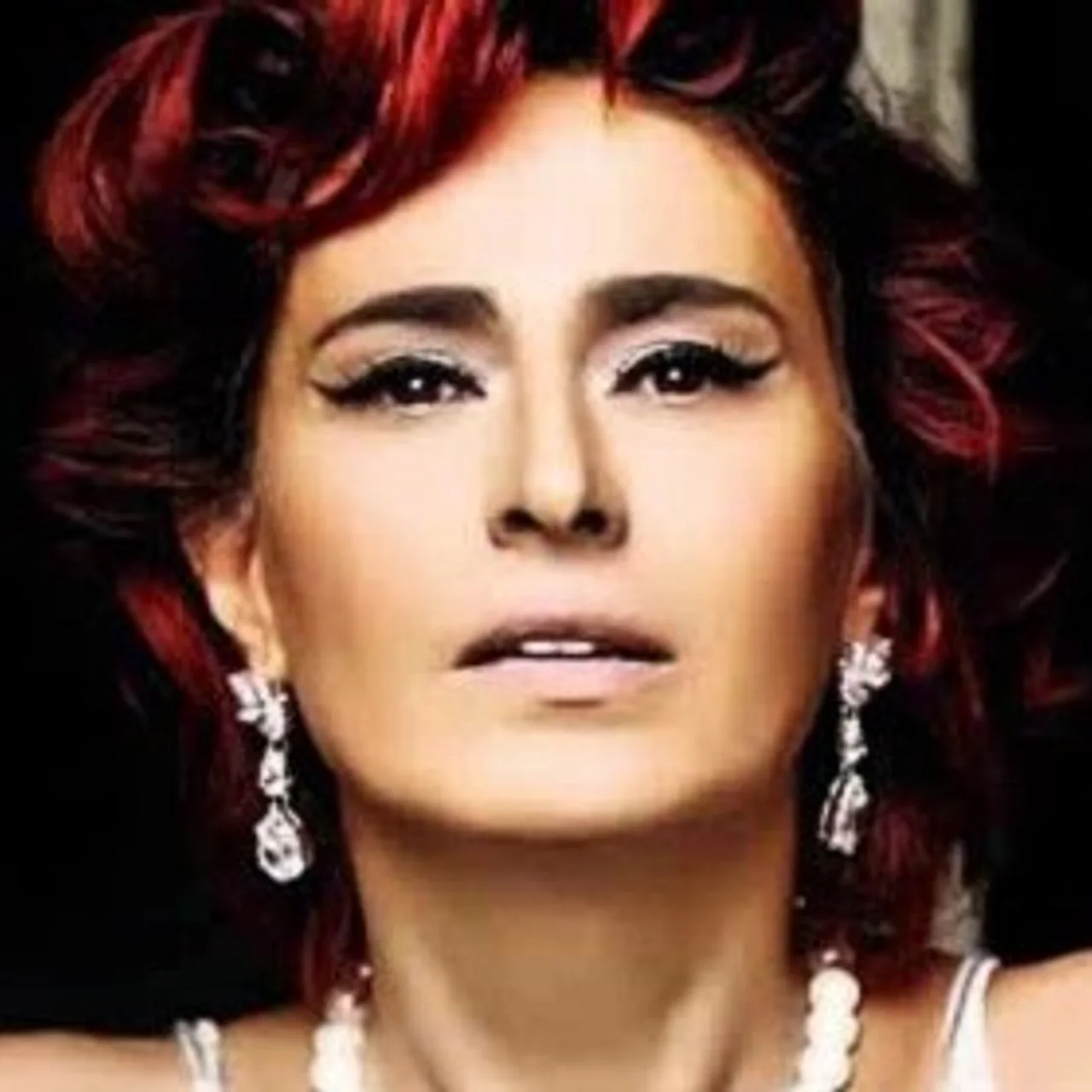 Yıldız Tilbe - Uzaksın Olmadığın Kadar