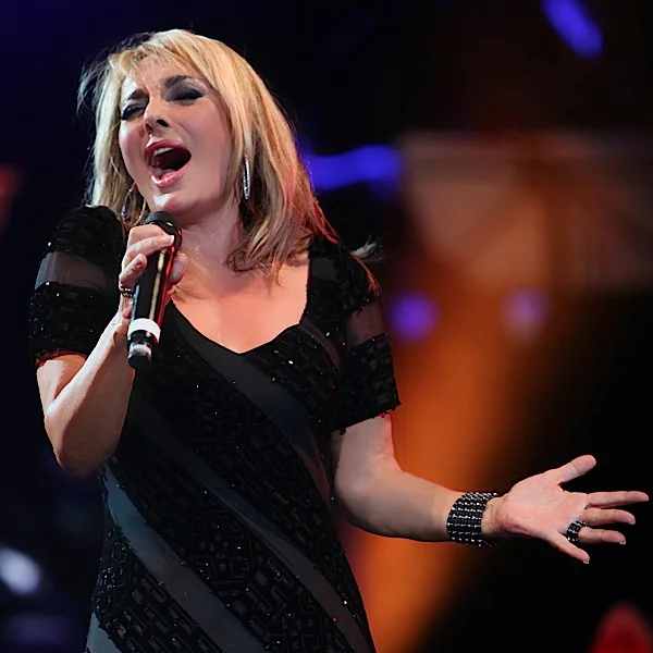 Googoosh - Ghayebeh Hamisheh Hazer (Live)