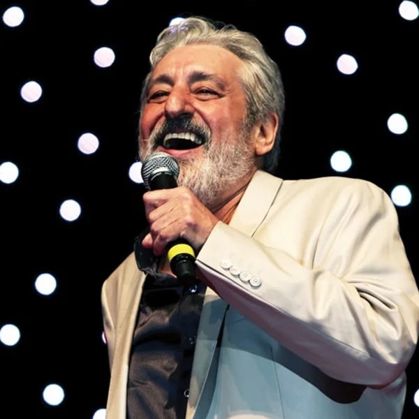 Ebi - Mikham Beram Beh Khooneh (Live)