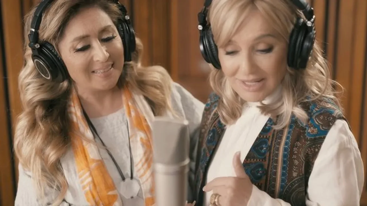 Googoosh, Leila Forouhar, Sogand, Shahrzad Sepanlou, Darya Dadvar, & Shohreh Aghdashloo - Dobareh